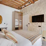 Nochichi Collections - Bastille Apartment